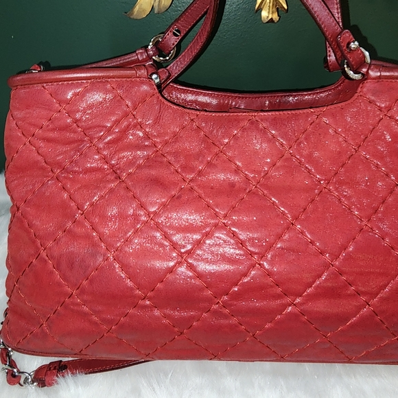 CHANEL QUILTED IREDESCENT RED CALFSKIN TOTE - Picture 8 of 17